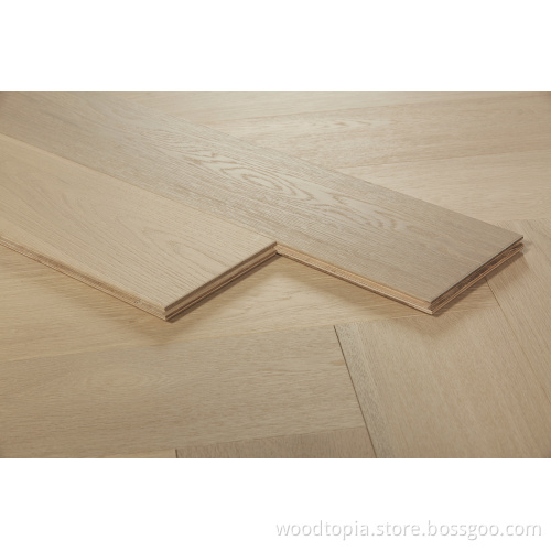 Lantai kayu herringbone dengan permukaan yang disikat